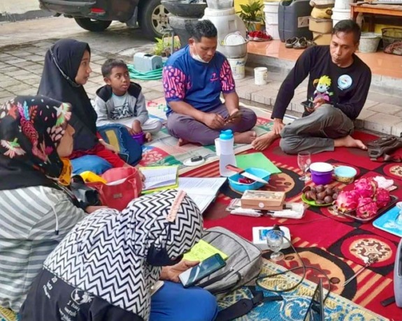 OLAH SAMPAH: Mira Kristina Evyanti, ibu rumah tangga yang menjadi owner bank sampah induk di Jember. Dirinya mengajak warga sekitar rumahnya untuk ikut mengolah kerajinan berbahan sampah.