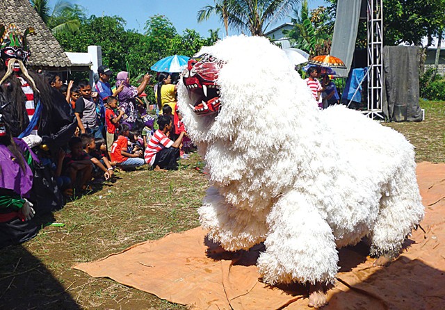 KESENIAN JEMBER : Can-macanan kadduk ketika beratraksi dalam sebuah even desa.