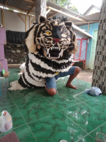 TAK MUDAH: Untuk menjadi pemeran dan memakai kostum can-macanan kadduk diperlukan latihan khusus. Gerakannya juga wajib seirama dengan rekan lainnya.