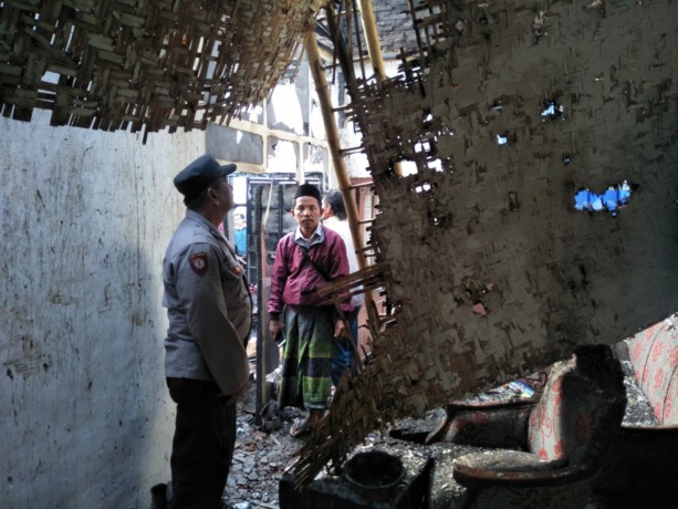 TAK TERTOLONG: Anggota Polsek Mayang saat mendatangi rumah korban yang sudah ludes terbakar diduga akibat korsleting listrik.