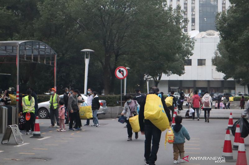 Ilustrasi--Suasana anak-anak pulang sekolah di Kota Wuhan, Provinsi Hubei, China, Jumat (20/11). ANTARA FOTO/M. Irfan Ilmie/20