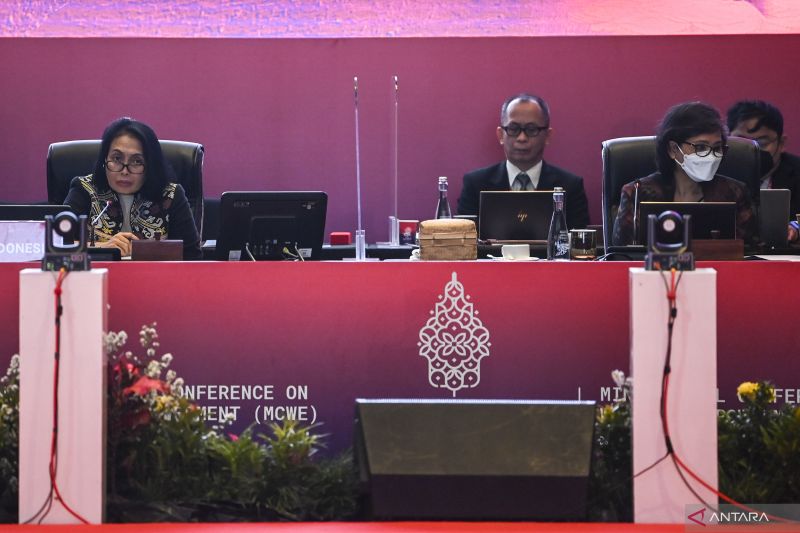 Menteri Pemberdayaan Perempuan dan Perlindungan Anak I Gusti Ayu Bintang Darmawati Puspayoga (kiri) dan Ketua Umum G20 MCWE Presidensi Indonesia yang juga Deputi Bidang Kesetaraan Gender Lenny N. Rosalin (kanan) memimpin pertemuan sesi ketiga dalam Minist