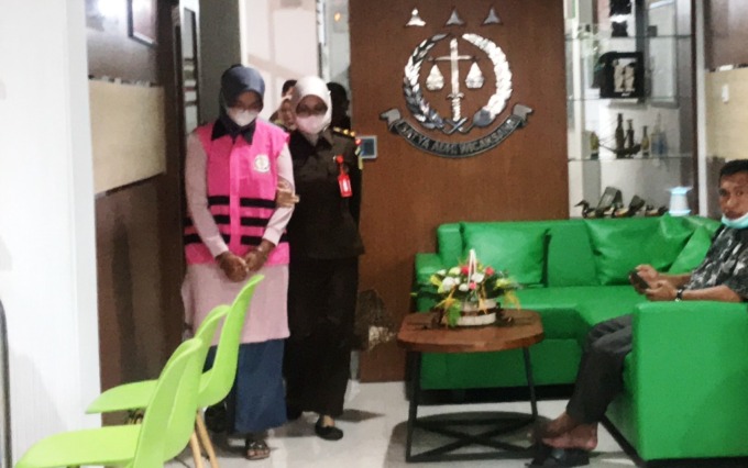 DITAHAN: Salah seorang tenaga non-PNS di RSUD dr Soebandi saat dibawa menuju Lapas Kelas II A Jember, Selasa (29/11).