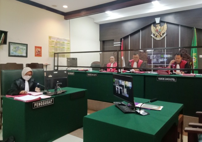 AKUI BERSALAH : Suasana sidang kasus penipuan di Ruang Candra Pengadilan Negeri Jember, kemarin (9/11). Terdakwa mengaku bersalah telah menggadaikan mobil rental.