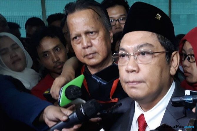 Utut Ardianto, Wakil Ketua Komisi I DPR RI Utut Adianto memenuhi panggilan tim penyidik Komisi Pemberantasan Korupsi (KPK), Jumat (25/11), terkait suap rektor Universitas Lampung (Unila).