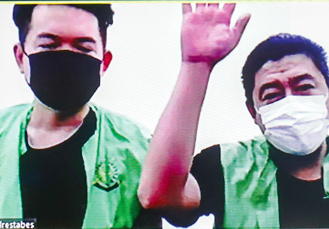 Terdakwa Budi Hartono (kiri) dan Hermanto Gunawan Poeniman menjalani sidang di PN Surabaya.