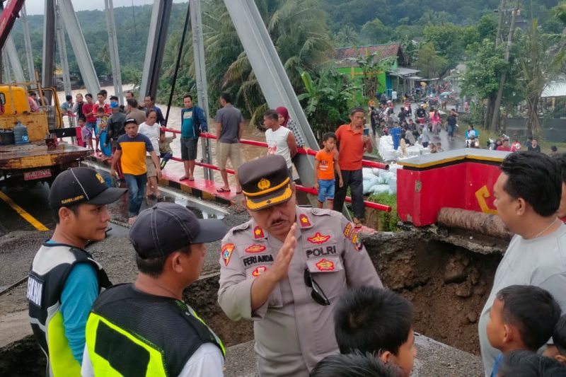 Kondisi jembatan yang ambruk di kawasan Lampung Barat, Minggu(13/11/2022).