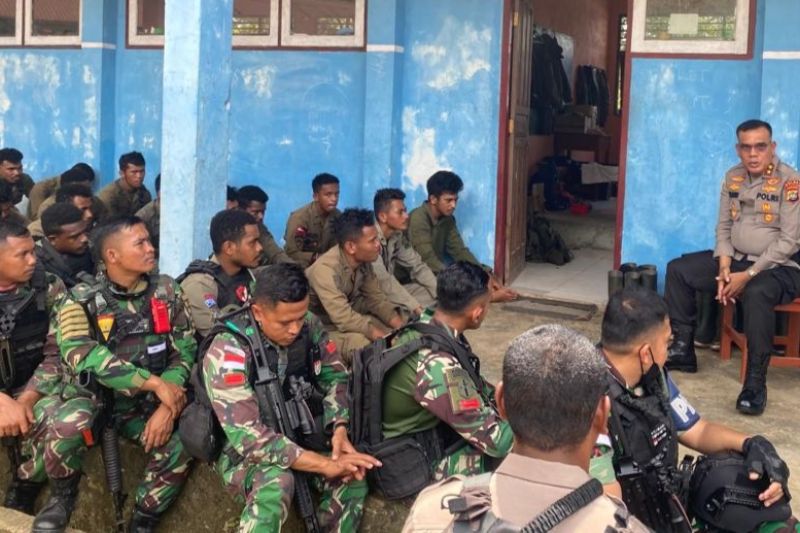 Kapolda Papua Barat Irjen Pol Daniel TM Silitonga memberikan pengarahan kepada personel gabungan TNI-Polri yang bertugas di pos operasi keamanan di kawasan Aifat Timur kabupaten Maybrat Papua Barat