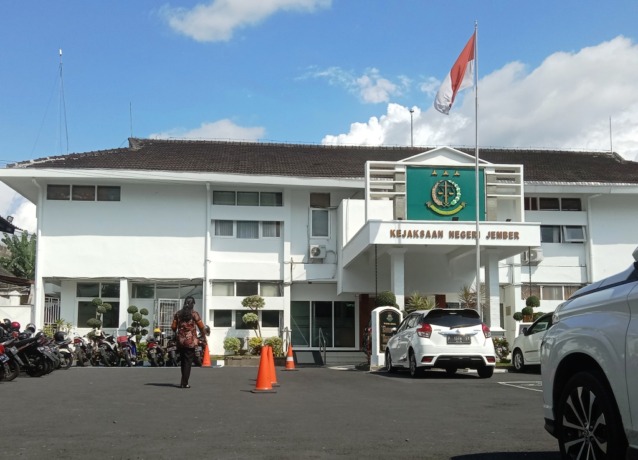 USUT TUNTAS: Suasana kantor Kejari Jember di Jalan Karimata, Sumbersari. Di tempat ini, sejumlah cabor dipanggil terkait dugaan penyelewengan anggaran pembinaan olahraga, Jumat (4/11).