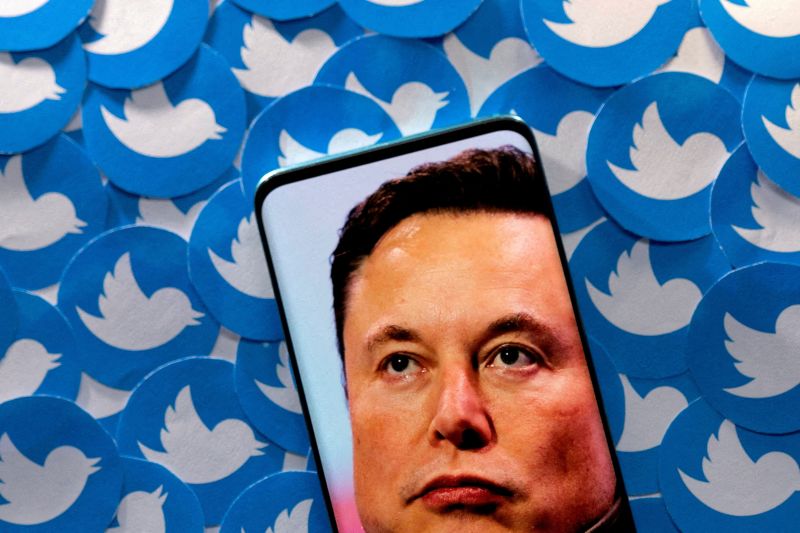 Ilustrasi. Terlihat gambar Elon Musk di sebuah smartphone yang ada di depan logo Twitter. Gambar ini diambil 28 April 2022.