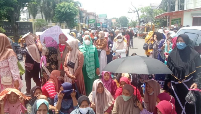 SAMPAIKAN ASPIRASI: Warga Desa Klatakan, Kecamatan Tanggul, ketika mendatangi kantor Pengadilan Negeri Jember, Senin (21/11) pagi. Mereka meminta majelis hakim mengalihkan status tahanan Kades Ali Wafa menjadi tahanan kota.