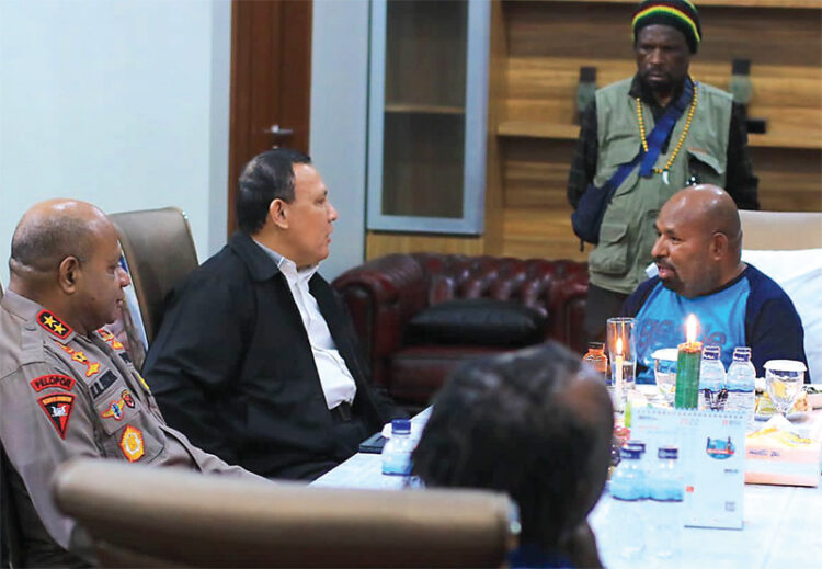 Firli Bahuri (dua dari kiri) berdialog dengan Lukas Enembe di kediaman pribadi Lukas di Kampung Koya Tengah, Jayapura, Papua.