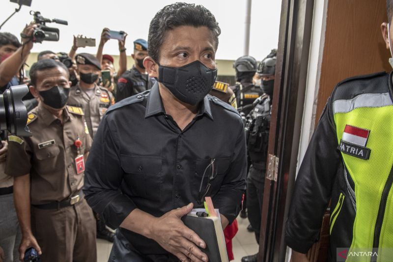 Terdakwa kasus pembunuhan Brigadir Nopriansyah Yosua Hutabarat (Brigadir J), Ferdy Sambo memasuki ruangan untuk menjalani sidang lanjutan dengan agenda mendengarkan keterangan saksi dari Jaksa Penuntut Umum (JPU) di Pengadilan Negeri Jakarta Selatan, Sela