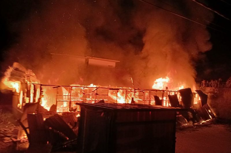 Kebakaran di Kota Padang yang menghabiskan lima petak rumah pada Ahad (20/11) dinihari