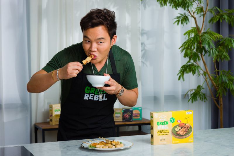 Kane Lim, Pemeran Bling Empire dan juga investor Green Rebel, mencoba Chick n Satay