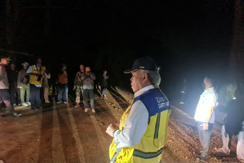 Menteri Pekerjaan Umum dan Perumahan Rakyat (PUPR) Basuki Hadimuljono meninjau lokasi longsor akibat gempa bumi di Kecamatan Cugenang, Kabupaten Cianjur, Jawa Barat, Senin (21/11/2022) malam.