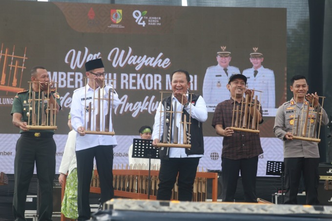 MAIN BERSAMA: (Dari kiri) Dandim 0824 Jember Letkol Inf Batara C Pangaribuan, Wabup Jember MB Firjaun Barlaman, Bupati Jember Hendy Siswanto, Ketua DPRD Jember M Itqon Syauqi, dan Kapolres Jember AKBP Hery Purnomo bersemangat memainkan angklung di Alun-Al