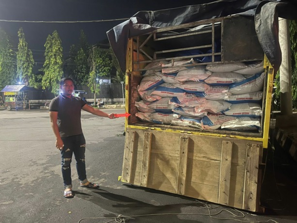 PUPUK SELUNDUPAN: Unit Tipidter Satreskrim Polres Jember saat menunjukkan 8 ton pupuk subsidi yang hendak dikirim ke luar Pulau Jawa. (POLRES JEMBER UNTUK RADAR JEMBER)
