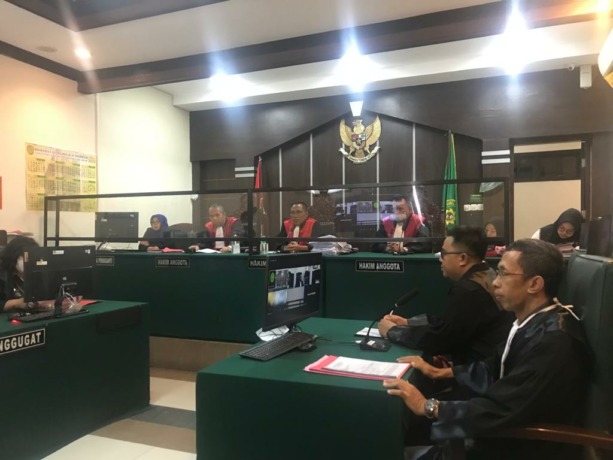 ADA UNSUR REKAYASA : Suasana sidang agenda pembacaan eksepsi kasus pencurian terdakwa Ali Wafa. Di ruang ini, penasihat hukum terdakwa menilai JPU error in persona.
