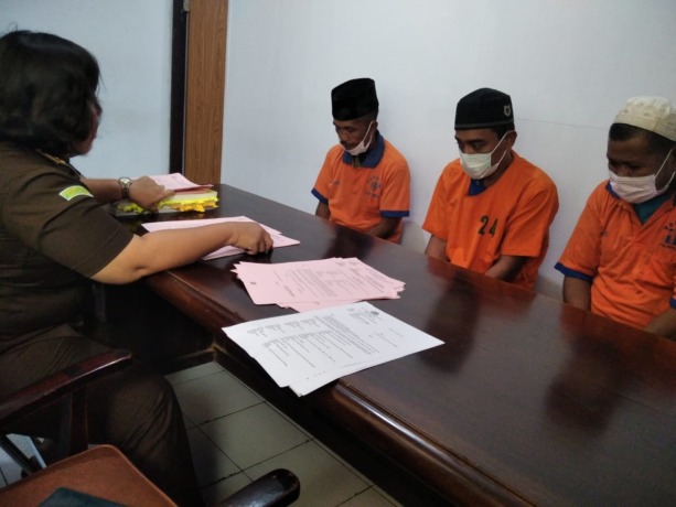 DILIMPAHKAN: Adik Sri selaku jaksa di Kejari Jember saat menemui para tersangka di Kantor Kejari Jember, kemarin (4/10).