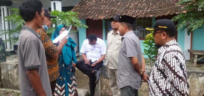 CEK KONDUSIVITAS: Anggota DPRD Jember ketika melakukan inspeksi ke tempat eks lokalisasi Besini, Kecamatan Puger.