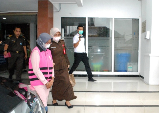 PELAKU TUNGGAL: Tersangka kasus korupsi penjualan obat tanpa resep di RSD dr Soebandi saat hendak dibawa ke Lapas Kelas II A Jember.