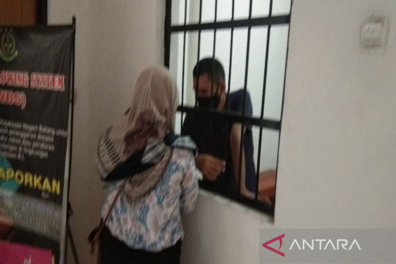 Tersangka AM dalam kasus pencabulan 23 siswi SMP Gringsing saat dijenguk istrinya di ruang tahanan Kejari Kabupaten Batang, Kamis (24-11-2022).
