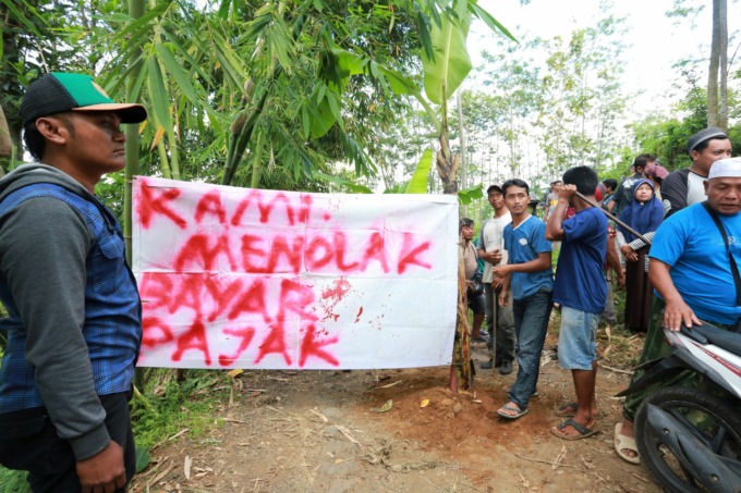 AKSI PROTES: Warga menanam pohon pisang di jalan rusak yang belum kunjung diperbaiki selama bertahun-tahun, Rabu (2/11). Aksi itu sebagai bentuk protes terhadap pemerintah daerah.