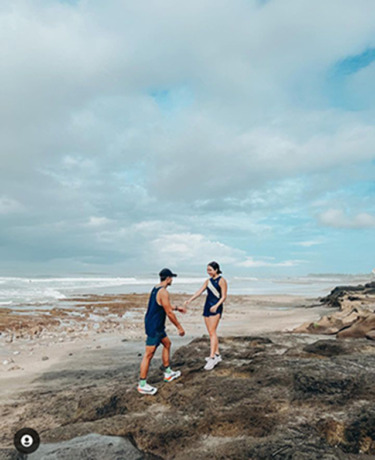 : Dalam foto ini terlihat Gisella Anastasia dan pacar baru sedang berada di pinggir pantai.