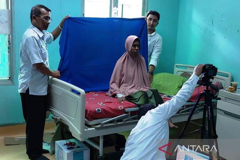 Kepala Dinas Kependudukan dan Catatan Sipil (Disdukcapil) Kabupaten Aceh Barat, Saijal Wahbi bersama stafnya melayani pembuatan e-KTP kepada pasien disabilitas yang dirawat di RSUD Cut Nyak Dhien Meulaboh, Aceh Barat, Rabu (16/11/2022).