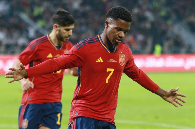 Striker timnas Spanyol Ansu Fati (kanan) melakukan selebrasi gol dalam pertandingan persahabatan antara Yordania dan Spanyol di Stadion Hussein Youth City di Amman, Yordania, pada 17 November 2022. (Photo by Khalil MAZRAAWI / AFP)