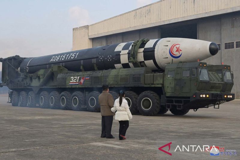 Pemimpin Korea Utara Kim Jong Un memeriksa rudal balistik antarbenua (ICBM) dalam foto tak bertanggal yang dirilis oleh Kantor Berita Pusat Korea (KCNA) Korea Utara (19/11/2022).