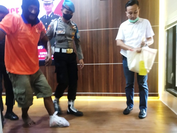 TERTANGKAP: Suryanto, tersangka perampokan toko emas “Murni” saat digelandang oleh jajaran Polres Jember, Senin (28/11).