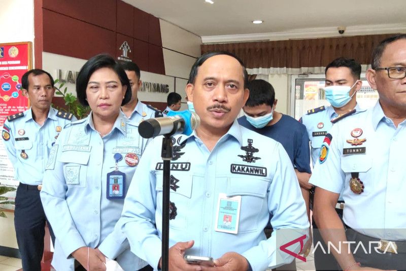 Kepala Kanwilkumham DKI Jakarta Ibnu Chuldun saat memberikan keterangan kepada wartawan terkait penangkapan narapidana kabur di Lapas Cipinang, Jakarta, Selasa (1/11/2022).