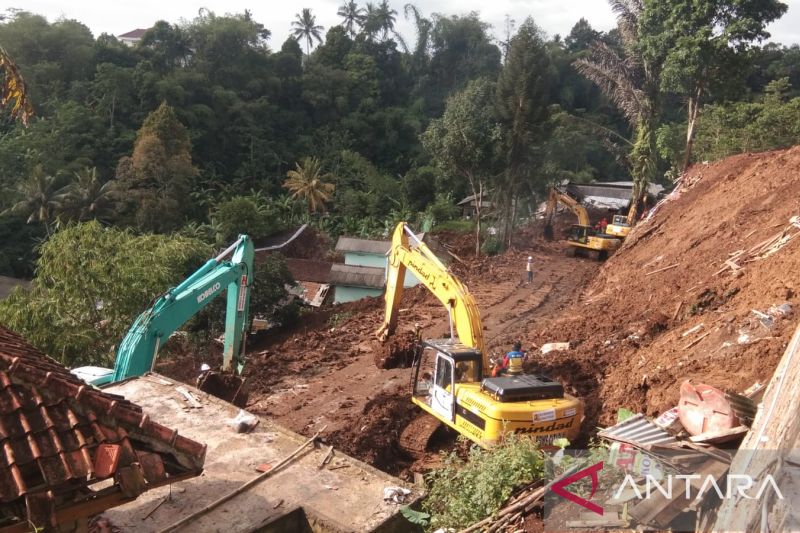 Situasi longsor yang tengah dikeruk di Desa Cijedil, Kecamatan Cugenang, Kabupaten Cianjur, Jawa Barat, Kamis (24/11/2022)