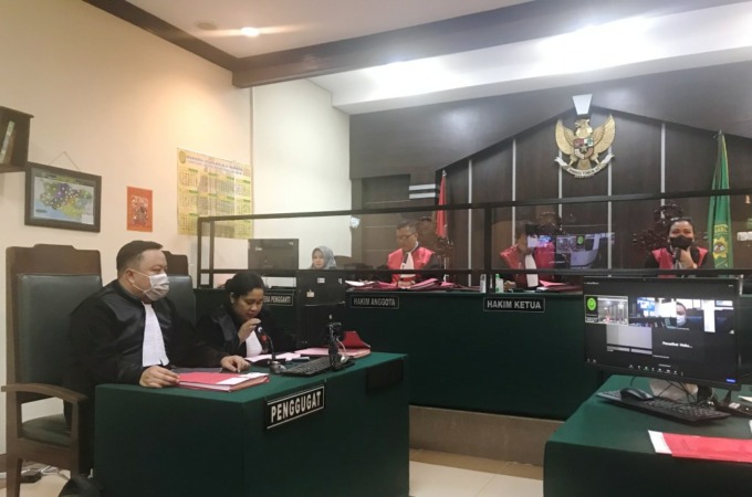MENGELAK: Sidang pemeriksaan terdakwa kasus perkosaan anak kandung di PN Jember, Rabu (16/11). Kepada majelis hakim, terdakwa berdalih suka sama suka bukan rudapaksa.