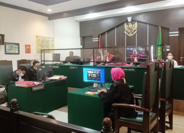 PERIKSA SAKSI: Majelis hakim ketika menggelar sidang kasus pembunuhan dengan agenda pemeriksaan saksi di Ruang Candra PN Jember, Selasa (1/10).