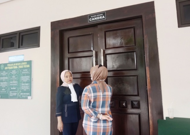 RAMPUNG: Suasana dari luar ruangan sidang Candra PN Jember. Di dalamnya digelar sidang putusan kasus ayah kandung yang memerkosa anaknya selama empat tahun.