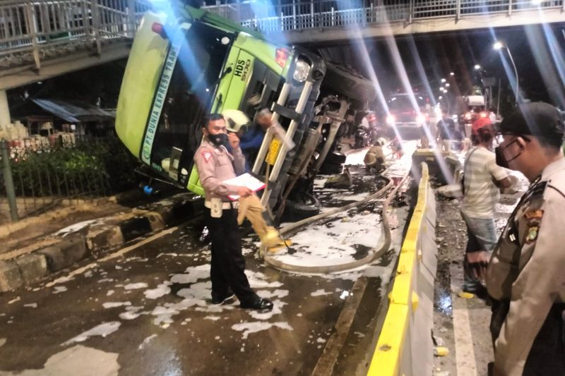Kecelakaan sebuah truk kontainer di Jalan Ahmad Yani, Cempaka Putih.