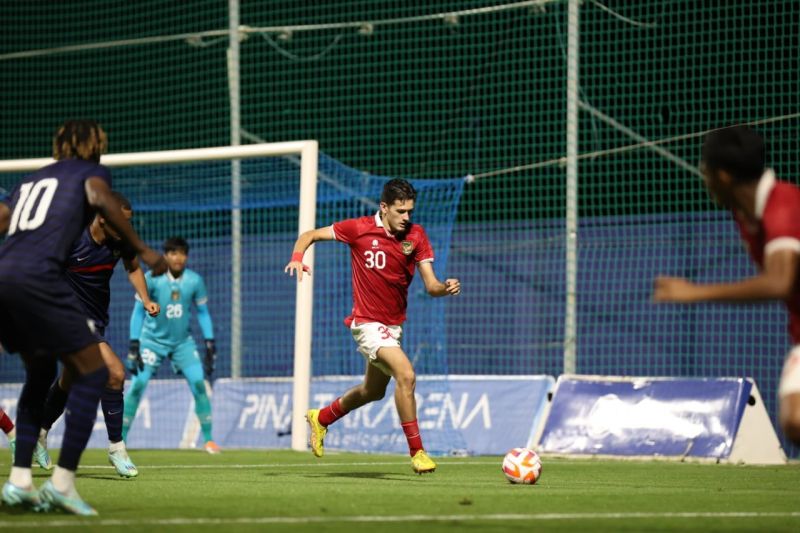 Bek tengah tim nasional U-20 Indonesia Justin Hubner (tengah) menggiring bola pada laga persahabatan kontra Prancis di Pinatar Arena, Murcia, Spanyol, Jumat (18/11/2022), yang berakhir dengan skor 6-0 untuk kemenangan Prancis.
