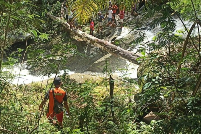Tim SAR Kantor Pencarian dan Pertolongan Kelas B Maumere Provinsi Nusa Tenggara Timur sedang melakukan pencarian terhadap dua korban yang hilang terbawah banjir di Kabupaten Manggarai Timur.