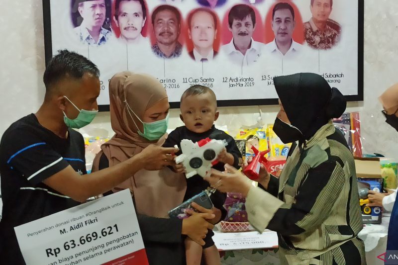 Menteri Sosial Tri Rismaharini (kanan) saat memberikan bantuan kepada beberapa anak di Riau.
