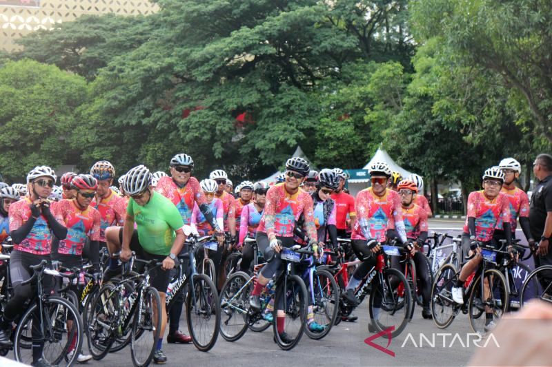 Gubernur Jateng ganjar Pranowo (tengah) bersama peserta Bank Jateng Tour de Borobudur XXII 2022 melakukan persiapan berangkat ke Borobudur dengan bersepeda di halaman parkir Stadion Manahan Solo, jateng, Minggu (6/11/2022) pagi.