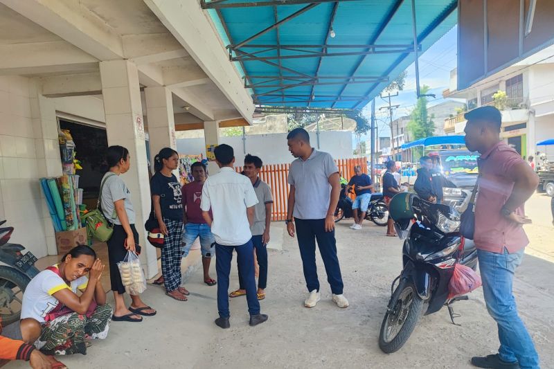 Petugas Tim Inteldakim dari Kantor Imigrasi Kelas IIA Tempat Pemeriksaan Imigrasi (TPI) Atambua menemui warga saat melakukan operasi intelijen keimigrasian di pasar tradisional di Kabupaten Belu, NTT, Rabu (23/11/2022).