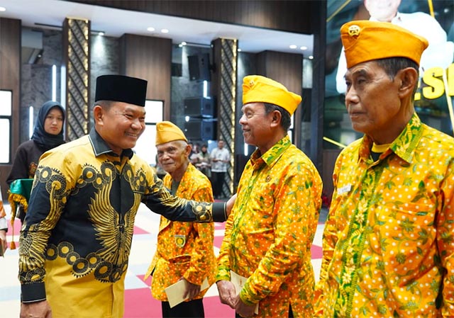 KSAD Jenderal TNI Dudung Abdurachman saat memimpin Acara Pelepasan Peserta Umroh Veteran Seroja Tahun 2022 di Gedung A.H. Nasution Mabesad, Jakarta.