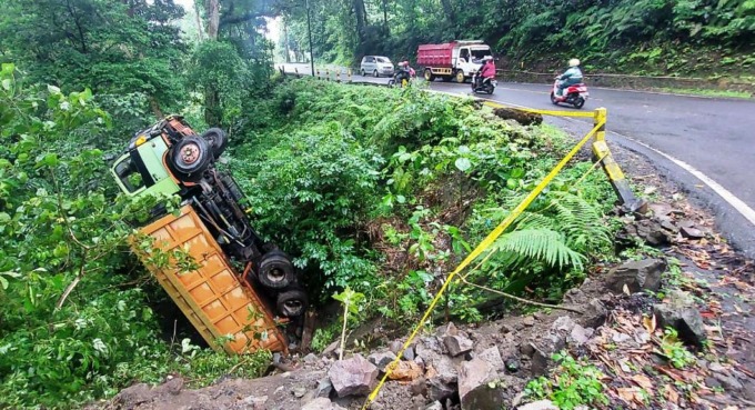 TERJUNGKAL: Kondisi truk bermuatan pasir yang terperosok ke jurang di jalur Gumitir, Selasa (1/11) siang.