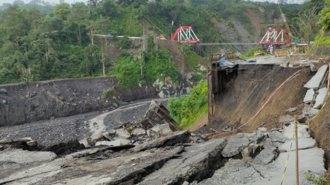 AMBLAS: Kondisi jalan piket nol yang longsor sebelum jembatan Gladak Perak Desa Sumberwuluh, Kecamatan Candipuro, Lumajang.