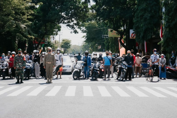 SIKAP SIAGA: Beginilah gambaran prosesi mengheningkan cipta yang akan dilakukan Pemkab Lumajanng selama 60 detik, besok. Seluruh elemen masyarakat diimbau menghentikan aktivitas sementara untuk menghormati jasa-jasa pahlawan.