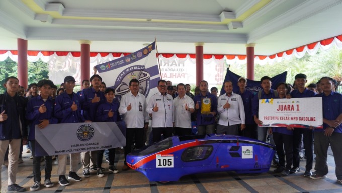 MEMBANGGAKAN: Mahasiswa jurusan teknik Polije berfoto bersama Direktur Polije dan Wakil DIrektur III Polije, saat penyerahan prestasi sebagai juara 1 KMHE 2022.