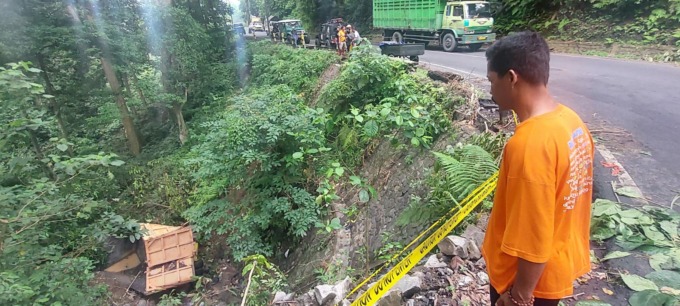 GAGAL DIEVAKUASI: Tim Rescue dari Raung 4x4 Jember bersama tim Jeep Bondowoso saat berusaha mengevakuasi badan truk yang sepekan lebih berada di jurang jalur Gumitir, Kecamatan Silo.